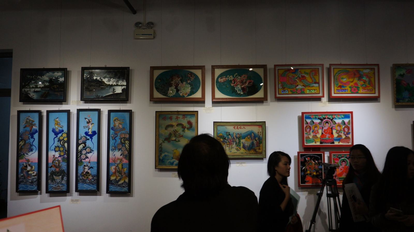 tranh dan gian viet nam thu choi tao nha ngay tet qua trien lam net xuan