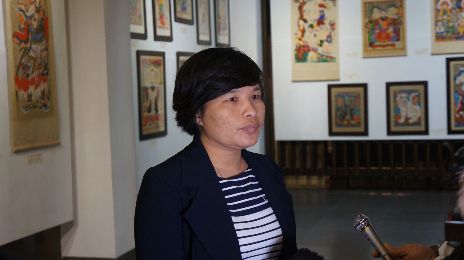 tranh dan gian viet nam thu choi tao nha ngay tet qua trien lam net xuan