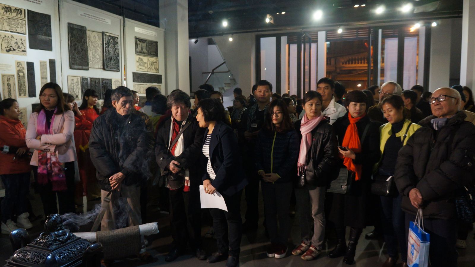 tranh dan gian viet nam thu choi tao nha ngay tet qua trien lam net xuan