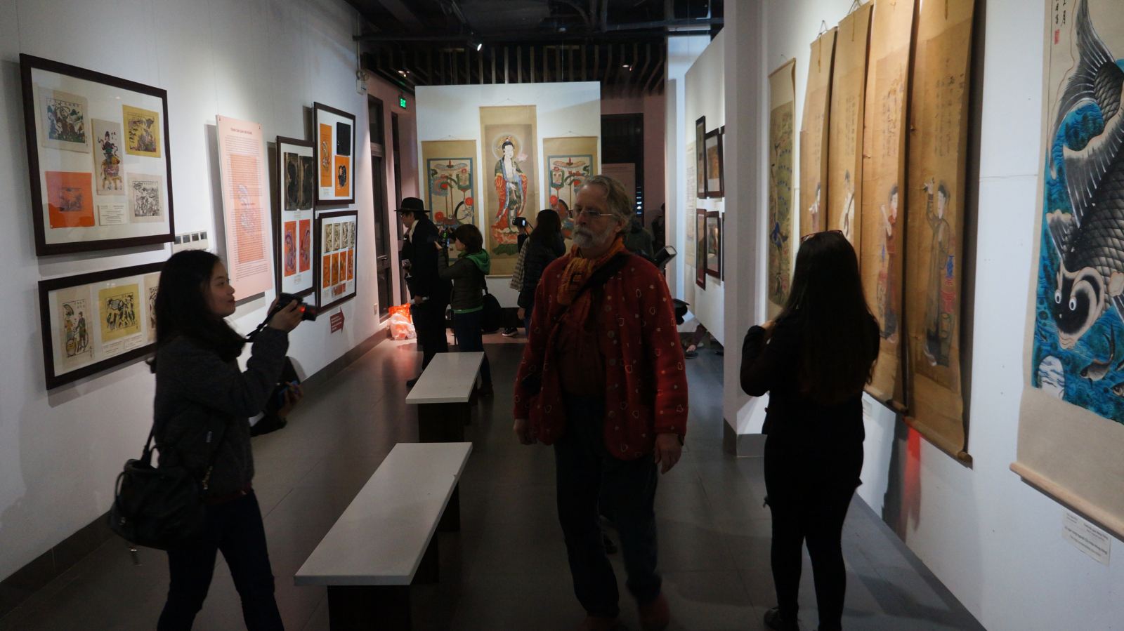 tranh dan gian viet nam thu choi tao nha ngay tet qua trien lam net xuan