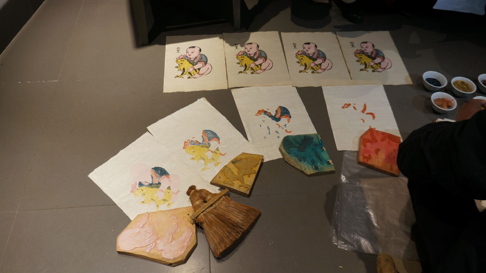 tranh dan gian viet nam thu choi tao nha ngay tet qua trien lam net xuan