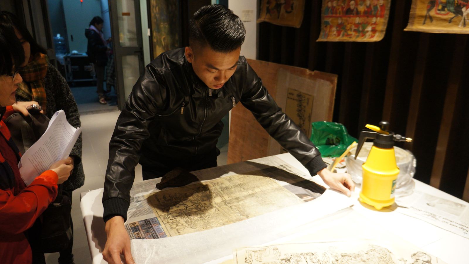 tranh dan gian viet nam thu choi tao nha ngay tet qua trien lam net xuan