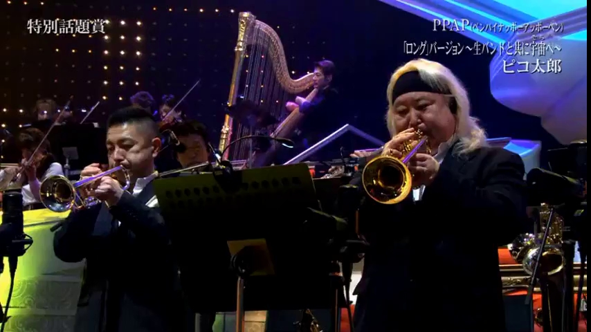 pikotaro trinh dien ca khuc ppap remix tren nen nhac hoa tau moi da tai lam sao