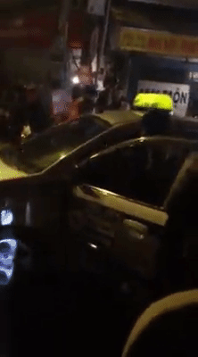 tai xe taxi bi danh da man giua pho ha noi chi vi