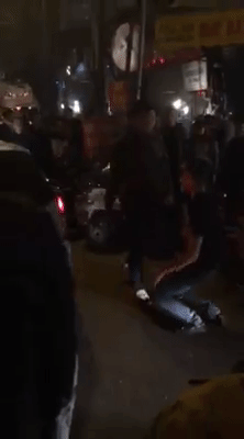 tai xe taxi bi danh da man giua pho ha noi chi vi