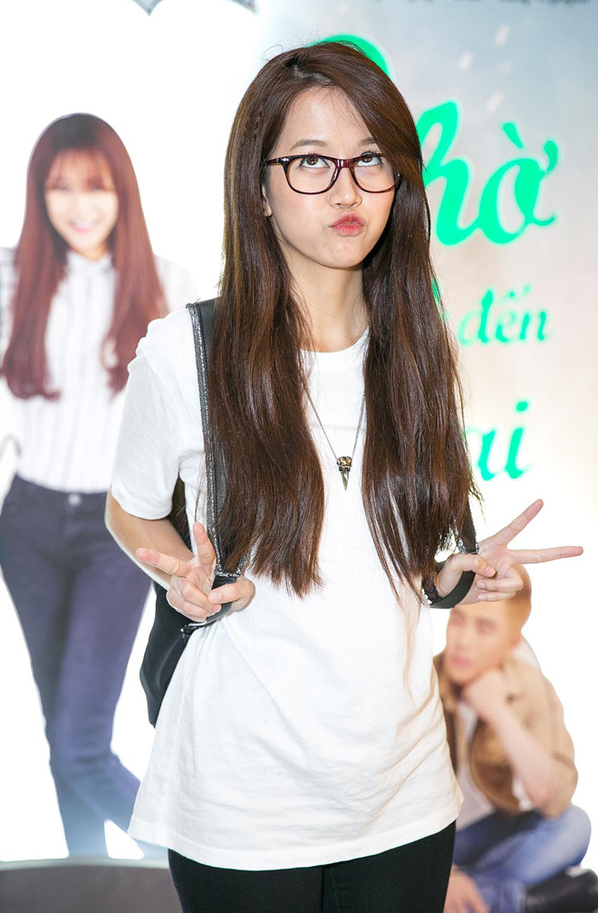 an nguy bat ngo om chat fan nam trong rap chieu phim