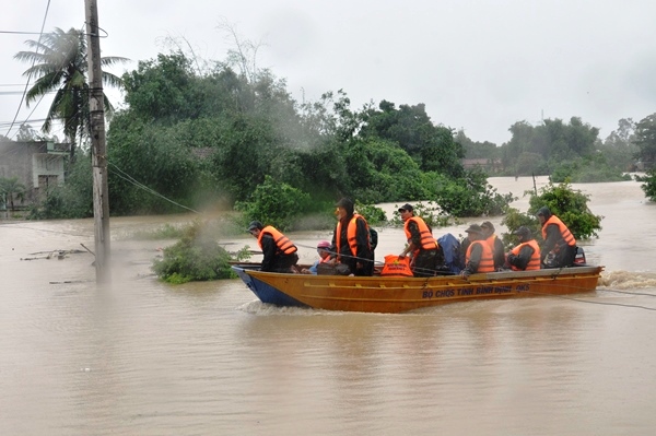 binh dinh duoc xuat cap hon 15 tan gao va nhieu vat dung trong dip tet