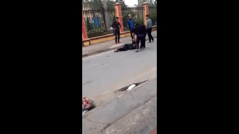 chi vi cau chui tren mang xa hoi nam thanh nien bi danh giua duong