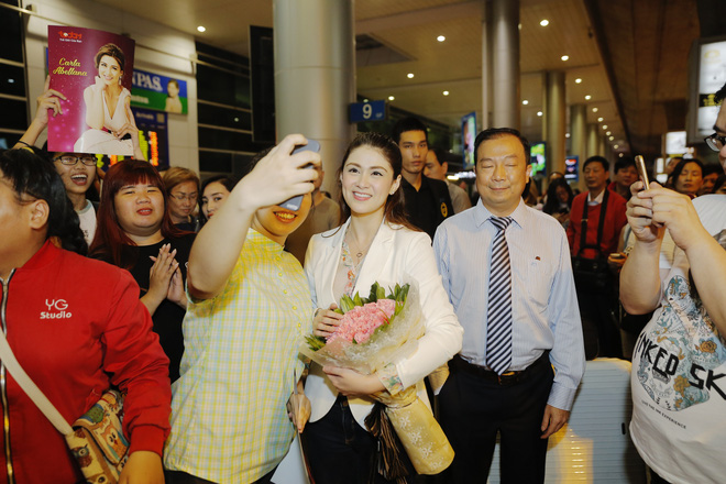 my nhan em la dinh menh cua doi anh duoc chao don nong nhiet tai san bay