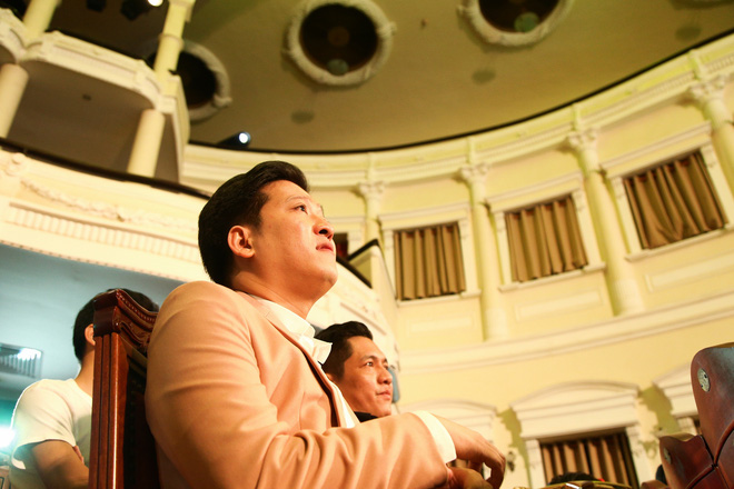 bat ngo nhan giai thuong miu le hoi tiec vi an mac tam thuong