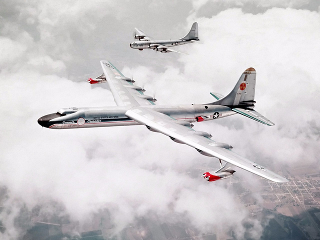 mot chiec may bay nem bom thoi chien tranh lanh da de lai cho ta chia khoa mo ra tuong lai