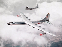 mot chiec may bay nem bom thoi chien tranh lanh da de lai cho ta chia khoa mo ra tuong lai