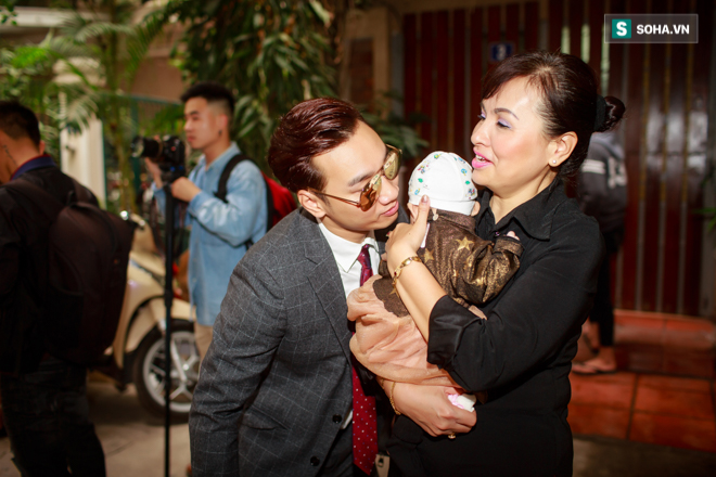hong que be con gai 3 thang tuoi chay su kien