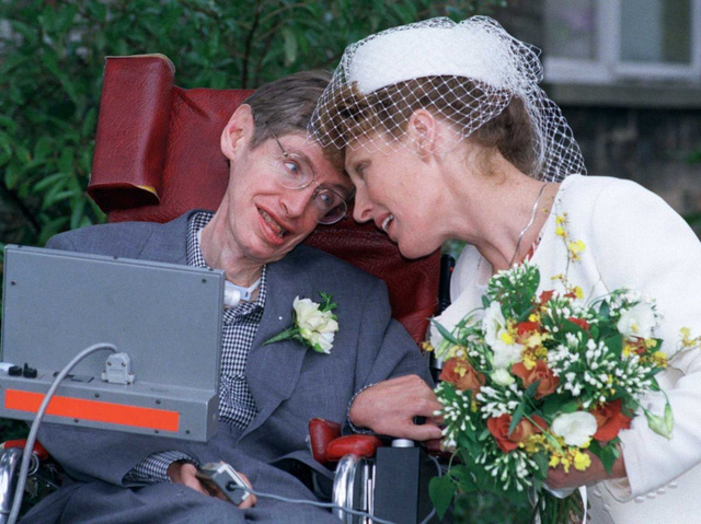 10 cach nhin doi vo cung thu vi cua stephen hawking thien tai vua tron 75 tuoi vao ngay hom nay