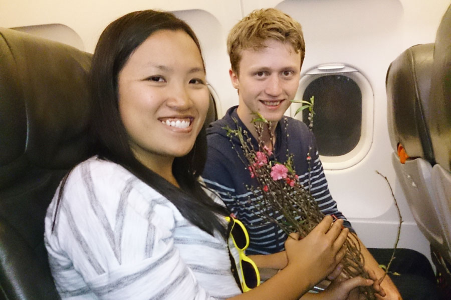 hanh khach duoc mang dao mai tren may bay