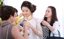 toan canh dam hoi xa hoa long lay cua thu ngan hoa hau buoc phai thao bot vang