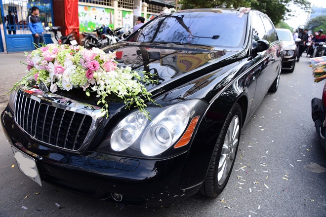 toan canh dam hoi xa hoa long lay cua thu ngan hoa hau buoc phai thao bot vang