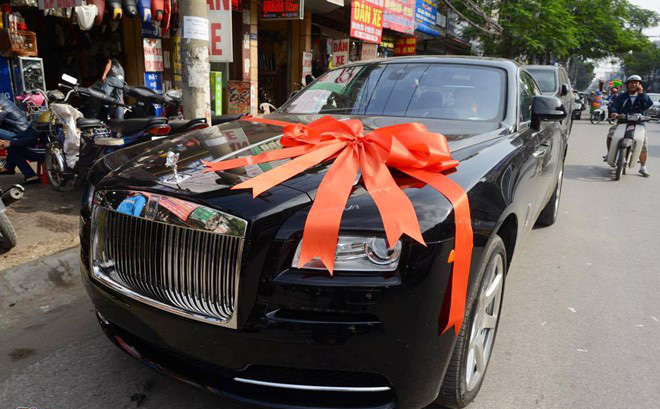 toan canh dam hoi xa hoa long lay cua thu ngan hoa hau buoc phai thao bot vang