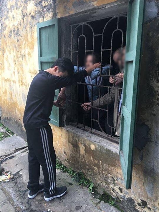 di tu thien chang trai bat khoc khi gap ban cu o trai tam than