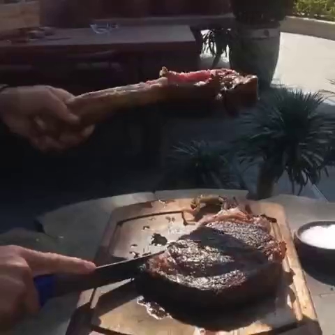 dau bep tho nhi ky saltbae khien instagram dien dao voi phong cach am thuc vo cung doc dao