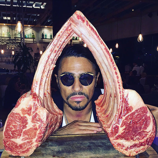 dau bep tho nhi ky saltbae khien instagram dien dao voi phong cach am thuc vo cung doc dao