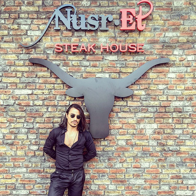 dau bep tho nhi ky saltbae khien instagram dien dao voi phong cach am thuc vo cung doc dao