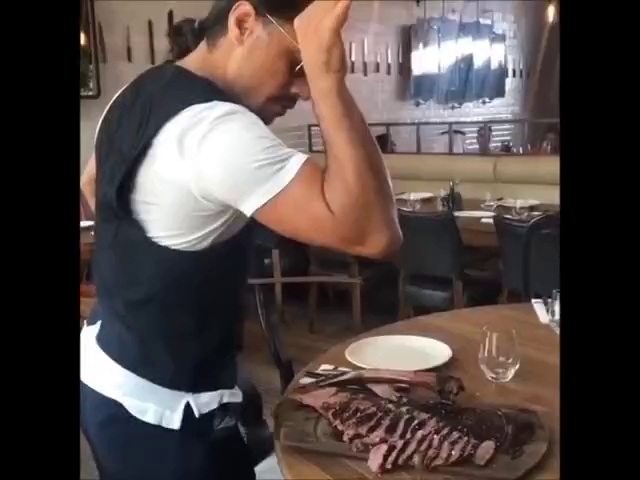 dau bep tho nhi ky saltbae khien instagram dien dao voi phong cach am thuc vo cung doc dao