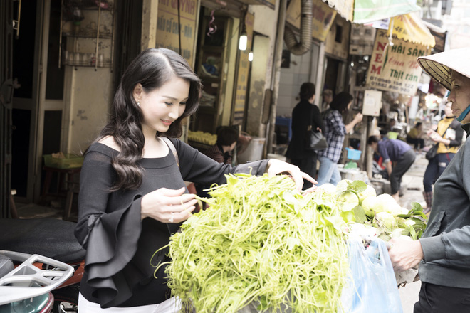 hoa hau quy ba suong dang tranh thu sam do chuan bi don tet