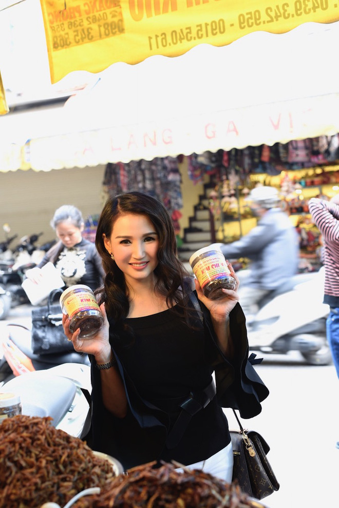 hoa hau quy ba suong dang tranh thu sam do chuan bi don tet