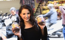 hoa hau quy ba suong dang tranh thu sam do chuan bi don tet