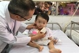cuu song be hon 1 tuoi bi muong dam thung thuc quan