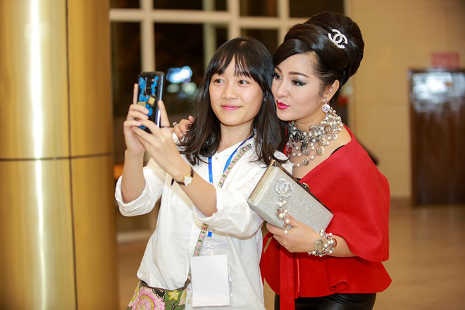 tao hinh hai huoc cua thuy nga tu long xuan bac trong gala cuoi 2017