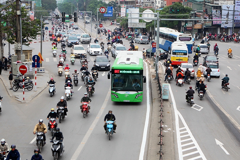 ha noi thi diem lap dai phan cach cung cho buyt nhanh vao truoc tet