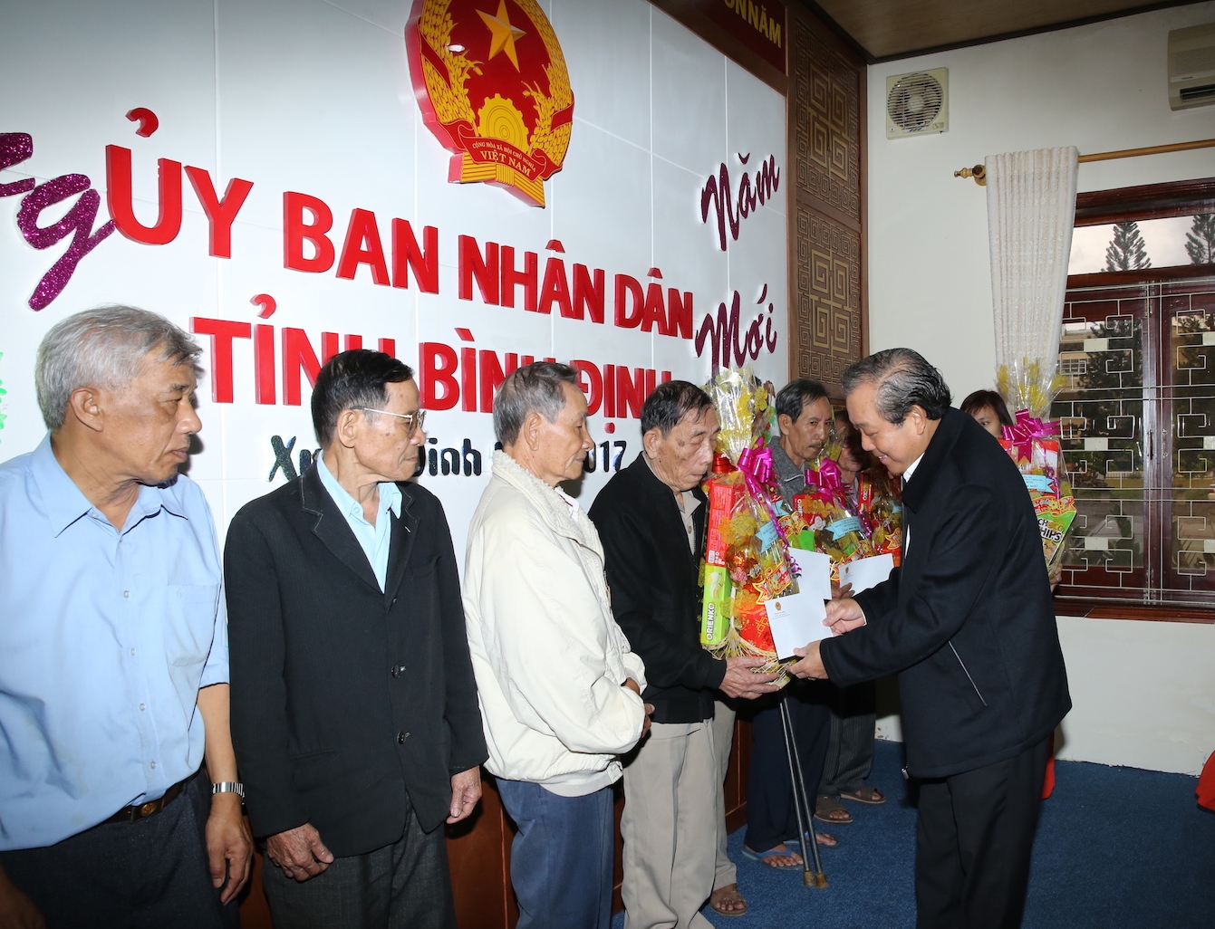 tang qua tet cho doi tuong chinh sach va hoc sinh ngheo hieu hoc