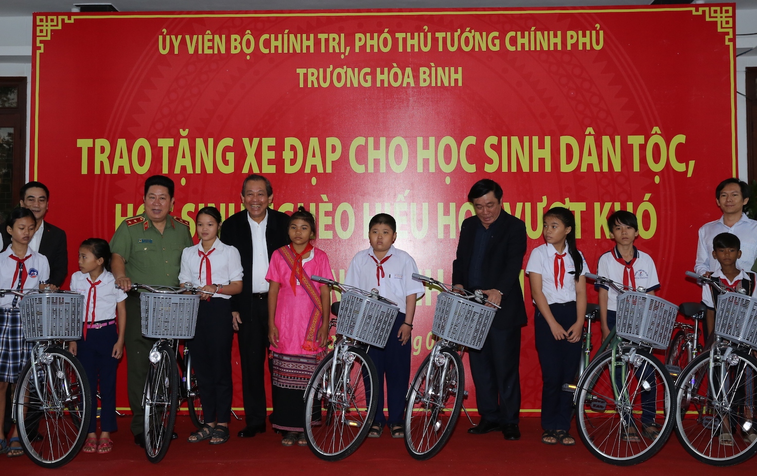 tang qua tet cho doi tuong chinh sach va hoc sinh ngheo hieu hoc