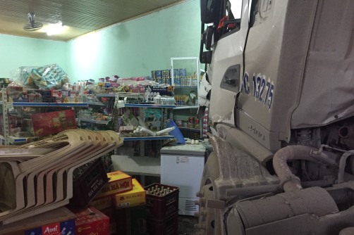 thanh hoa xe tai va dau keo dau dau roi lao vao nha dan