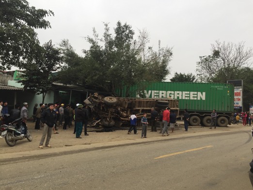 thanh hoa xe tai va dau keo dau dau roi lao vao nha dan