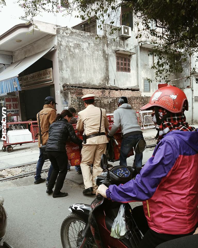 giua pho ha noi tap nap ngay can tet co mot hinh anh khien ta phai chung lai