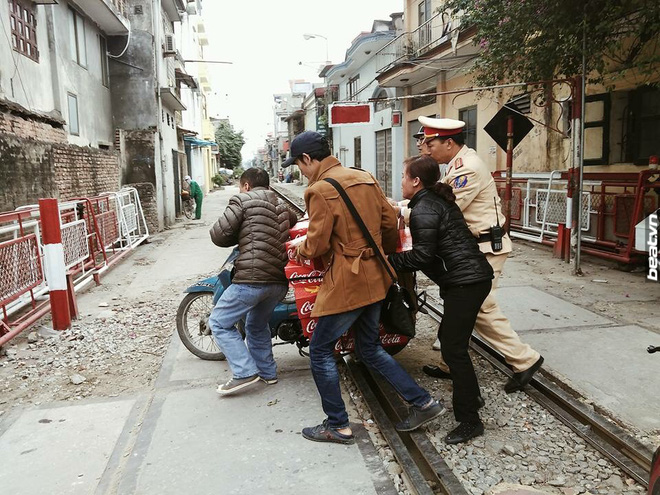 giua pho ha noi tap nap ngay can tet co mot hinh anh khien ta phai chung lai