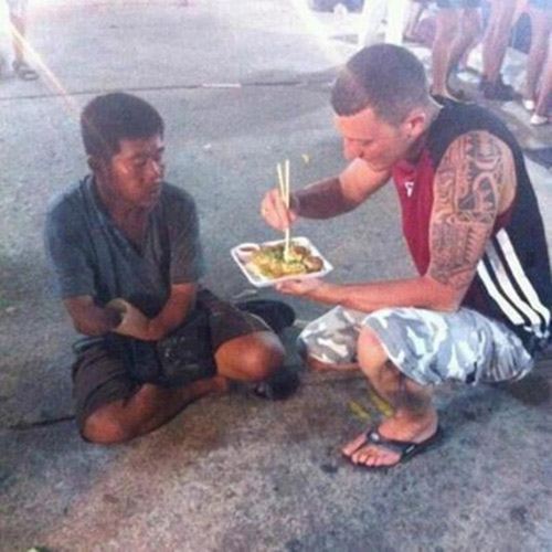 giua pho ha noi tap nap ngay can tet co mot hinh anh khien ta phai chung lai