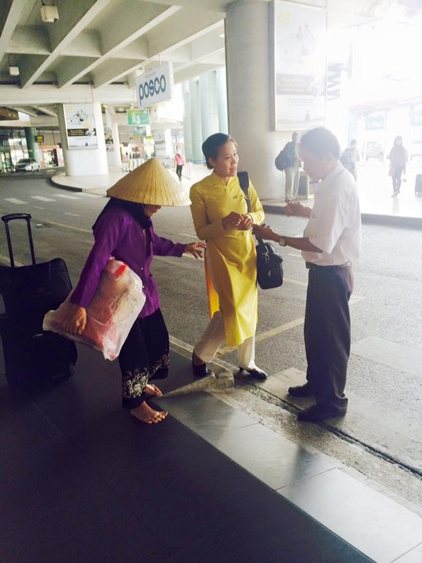 giua pho ha noi tap nap ngay can tet co mot hinh anh khien ta phai chung lai
