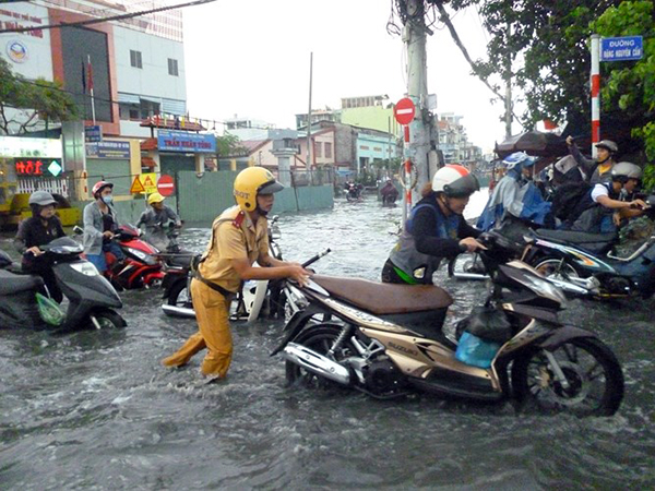 giua pho ha noi tap nap ngay can tet co mot hinh anh khien ta phai chung lai