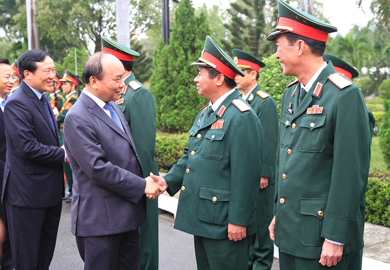thu tuong nguyen xuan phuc chuc tet can bo chien si quan khu 5