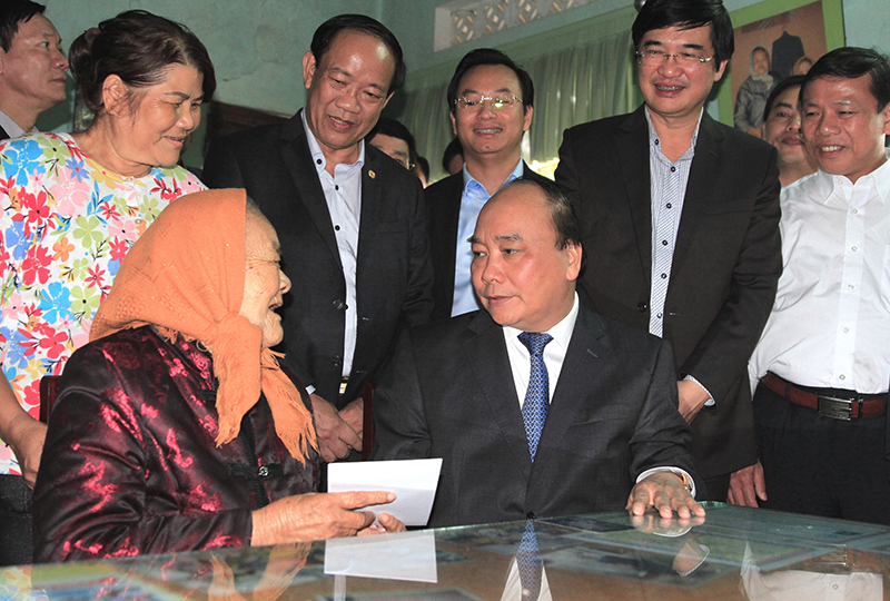 thu tuong nguyen xuan phuc chuc tet can bo chien si quan khu 5