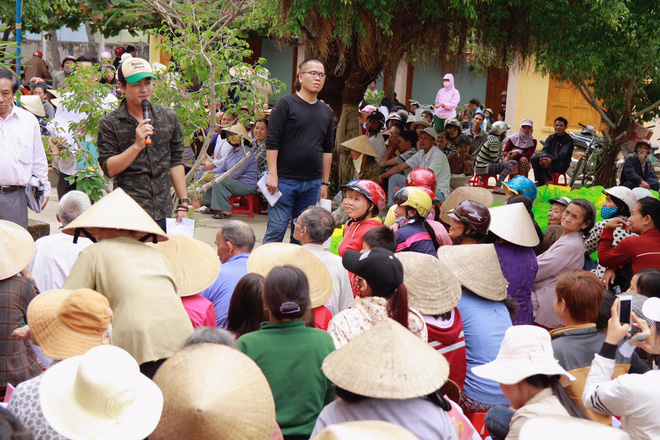 phan anh tat bat trao qua cho nguoi ngheo dip can tet
