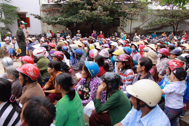 phan anh tat bat trao qua cho nguoi ngheo dip can tet