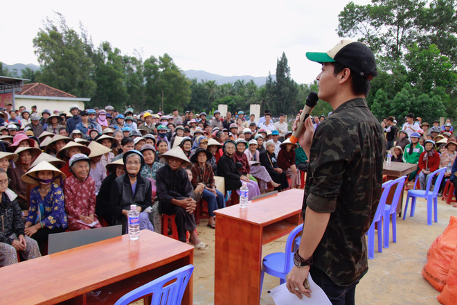 phan anh tat bat trao qua cho nguoi ngheo dip can tet