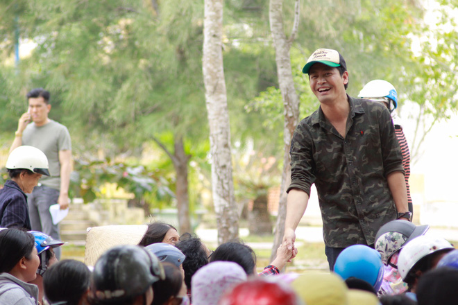 phan anh tat bat trao qua cho nguoi ngheo dip can tet