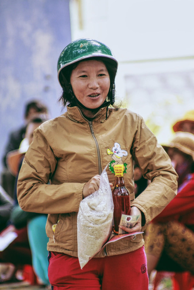 phan anh tat bat trao qua cho nguoi ngheo dip can tet