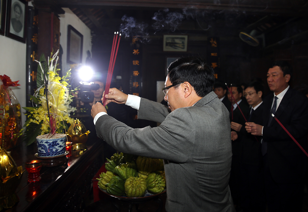 de moi gia dinh chinh sach ho ngheo duoc don tet co truyen am no